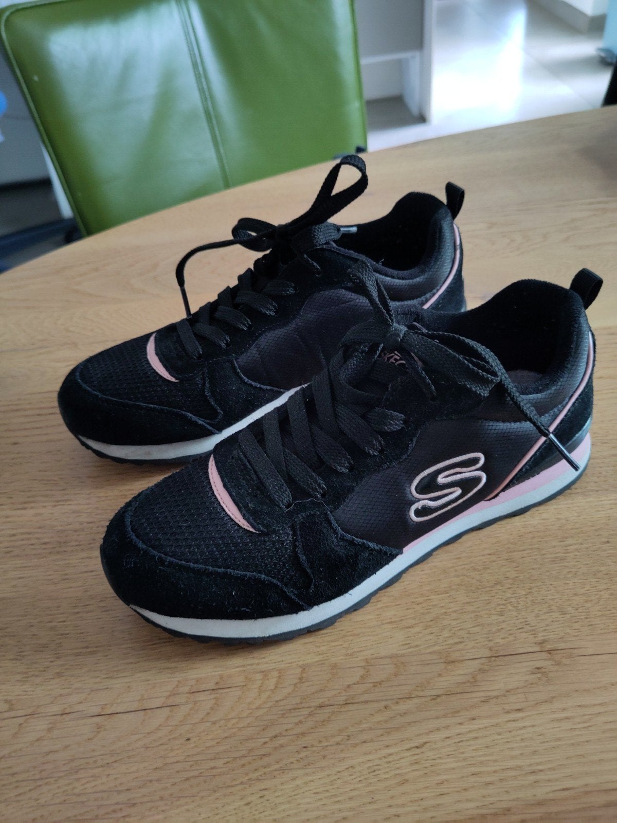 Skechers sneakers mt 38, Kleding | Dames, Ophalen, Skechers, Zwart, Sneakers of Gympen