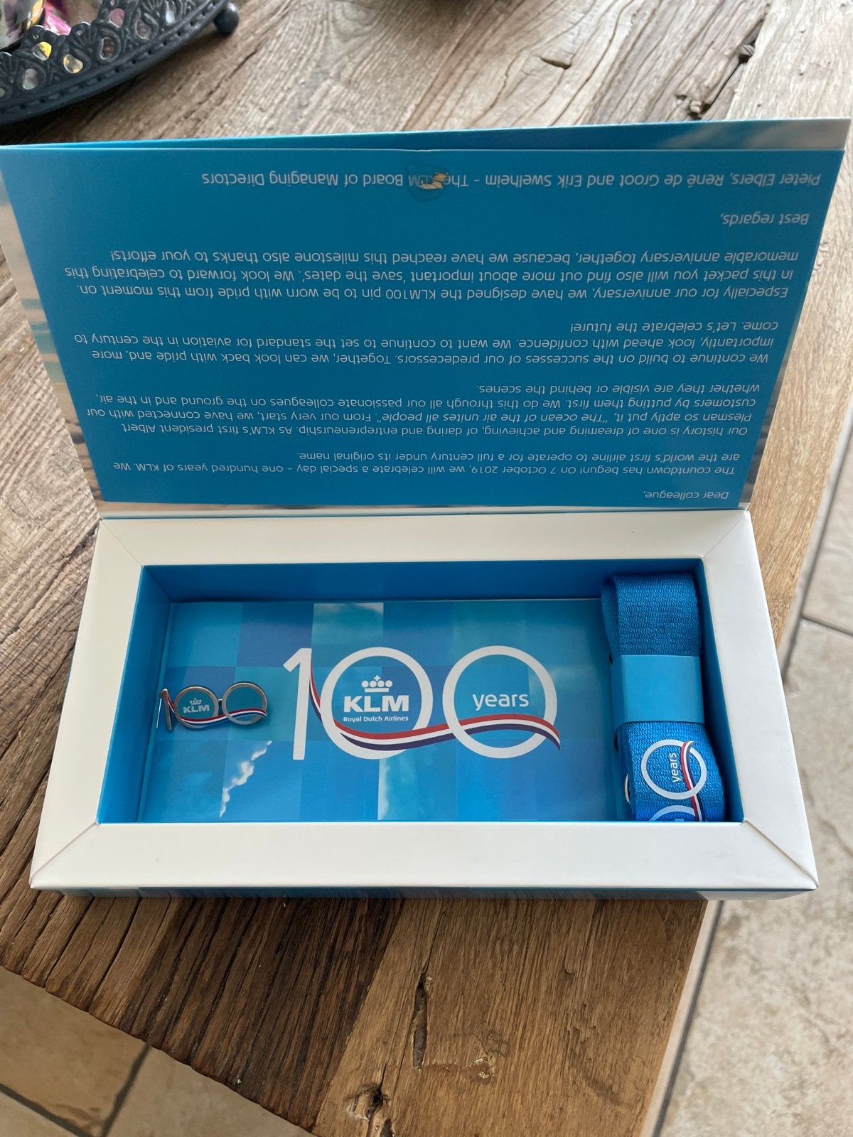 KLM 100 jaar pin en lanyard - Zo goed als nieuw, Ophalen of Verzenden, Zo goed als nieuw, Overige typen