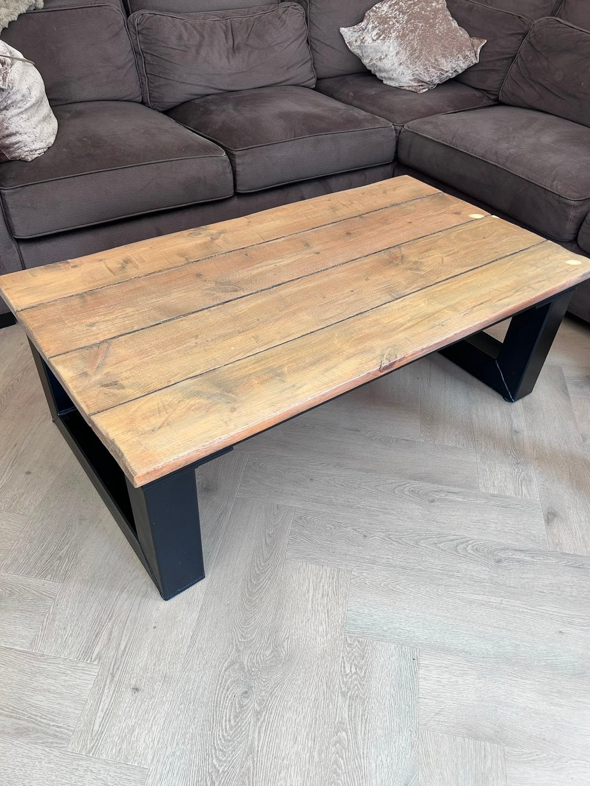 Robuuste houten salontafel met zwart metalen onderstel, Ophalen, Gebruikt, 100 tot 150 cm, 50 tot 100 cm