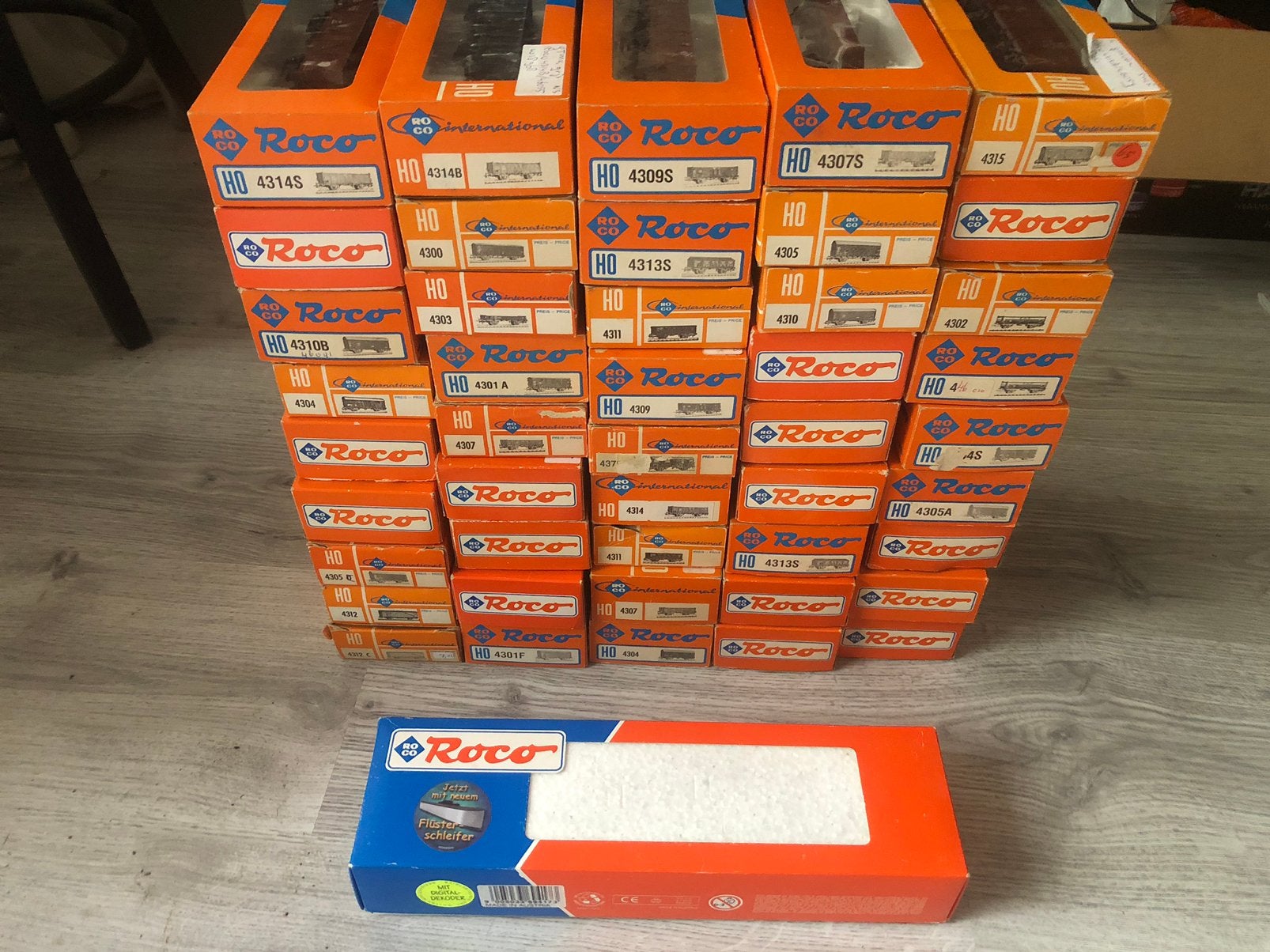 Roco Modeltreinen H0, 44 wagons, 1x V100, Gelijkstroom, Wagon, Ophalen of Verzenden, Zo goed als nieuw