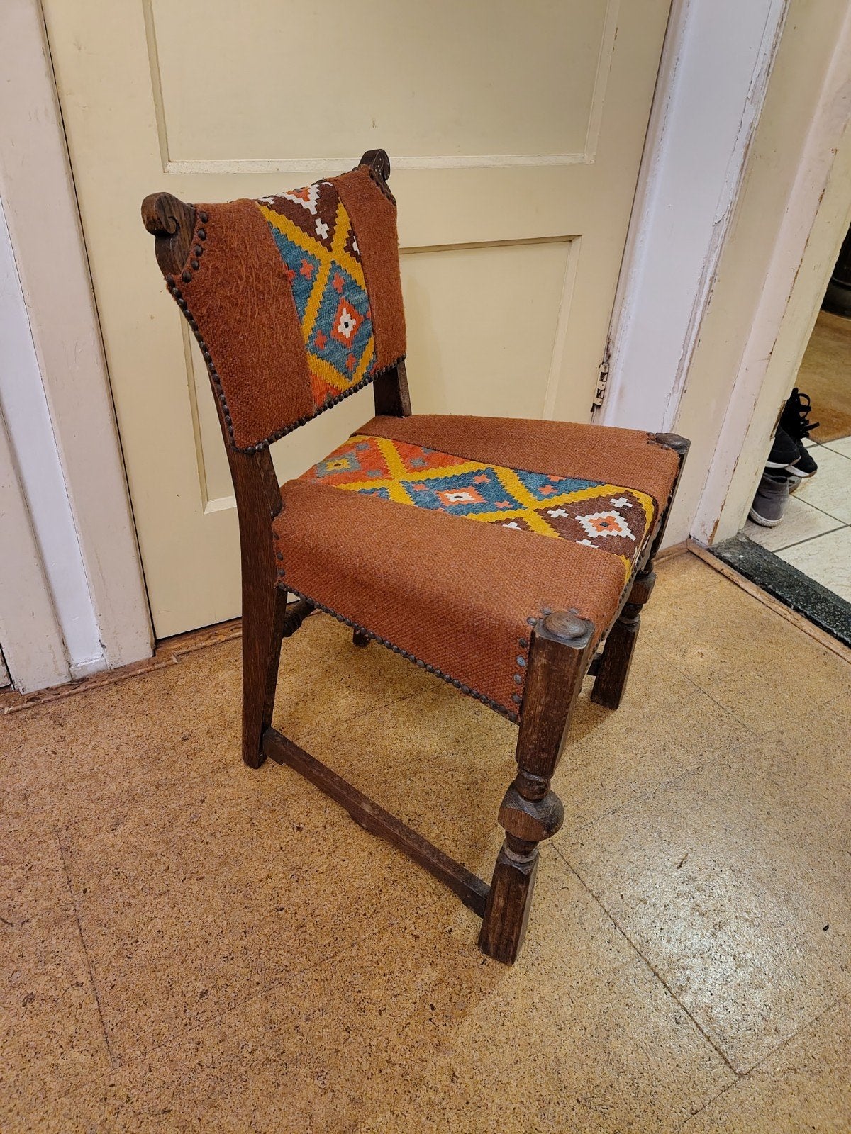 Leuk vintage stoetje met kelim bekleding en lage rugleuning, Antiek en Kunst, Ophalen