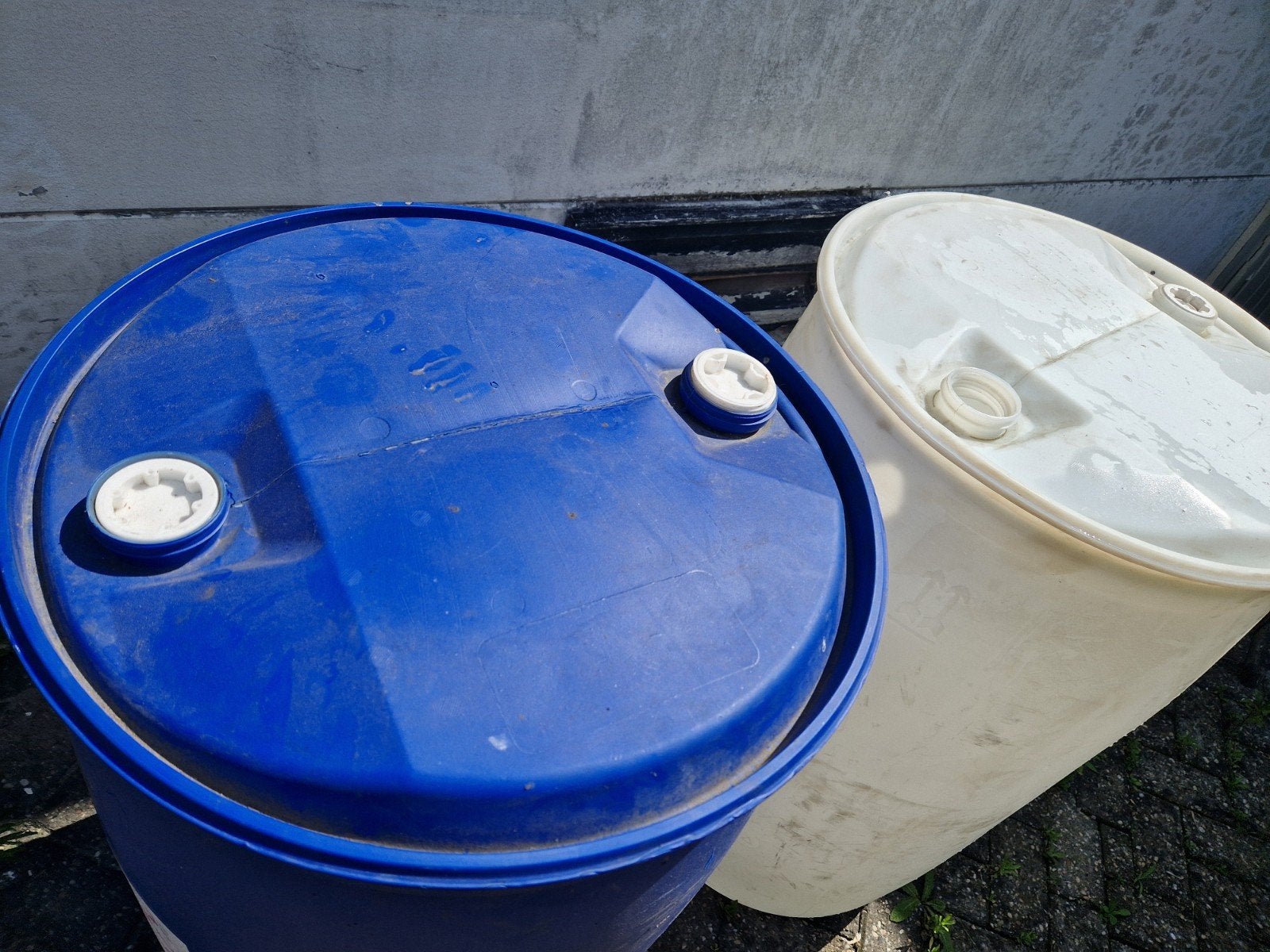 2x Stevige Vaten - Blauw en Wit - Opslag/Regenton, 150 liter of meer, Ophalen, Gebruikt, Kunststof