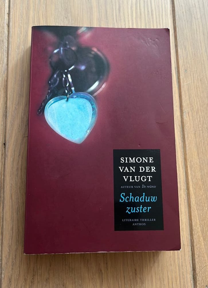 Schaduwzuster van Simone van der Vlugt, Ophalen of Verzenden, Gelezen