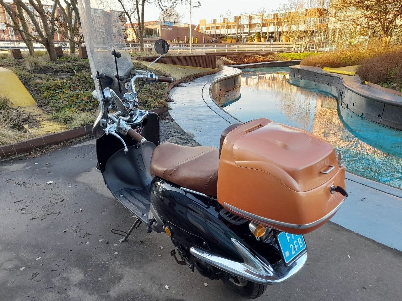 AGM Scooter - Zwart met bruin zadel en topkoffer, Ophalen of Verzenden, Gebruikt, Overige merken