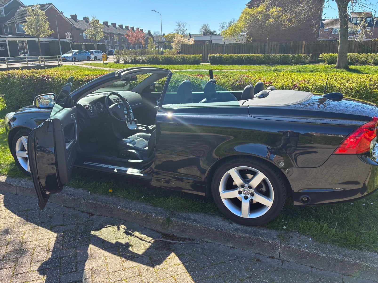 Volvo C70 Cabrio 2.4i Automaat (2010) – LPG G3 – Topstaat, Auto's, C70, Zwart, Cabriolet, 4 stoelen
