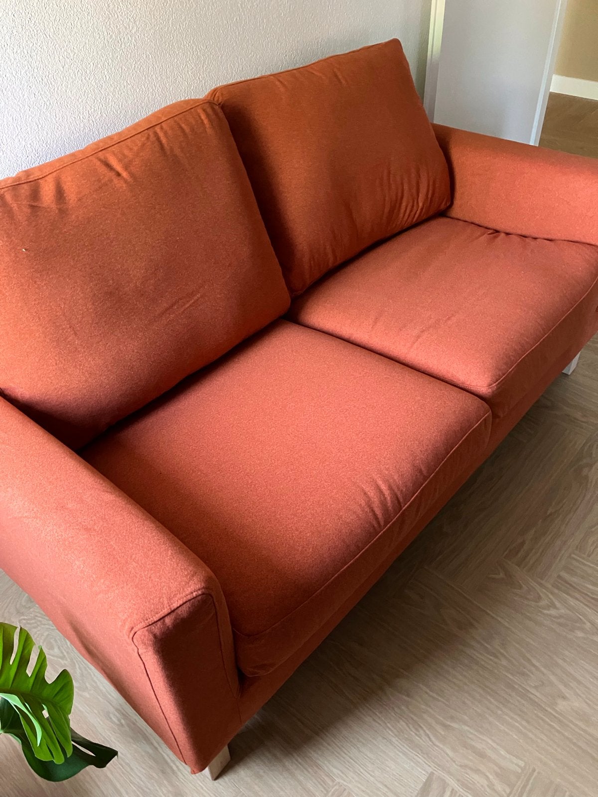 Gloednieuwe oranje tweezitsbank, Huis en Inrichting, Banken | Bankstellen, Nieuw, Rechte bank, Tweepersoons, 150 tot 200 cm, 75 tot 100 cm
