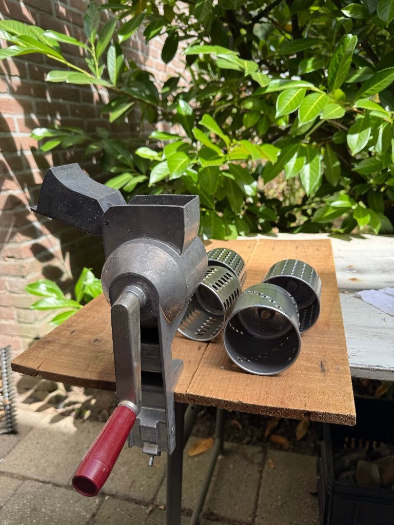 Vintage Aluminium Zyliss Trommelrasp – Swiss Made Jaren 70, Huis en Inrichting, Gebruikt, Ophalen of Verzenden, Metaal, Snijmachine