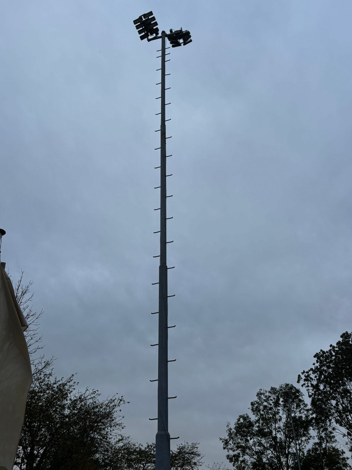 Gebruikte lichtmasten - circa 15 meter, Ophalen, Gebruikt, Gevelsteiger