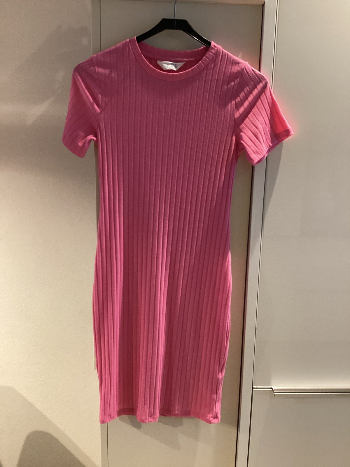 Roze geribbelde jurk van Primark, maat 2XS, Kleding | Dames, Jurken, Ophalen of Verzenden, Zo goed als nieuw, Roze, Maat 34 (XS) of kleiner