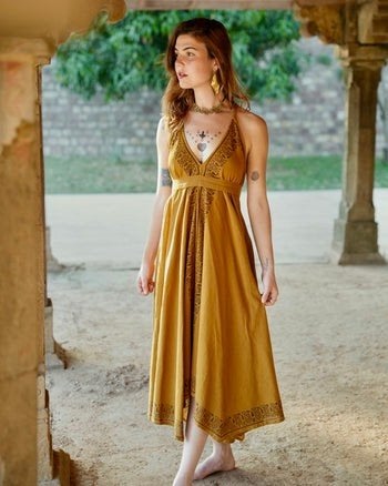 Two-Sisters Ancient Wispers jurk - Okergeel L, Kleding | Dames, Verzenden, Geel, Nieuw, Onder de knie