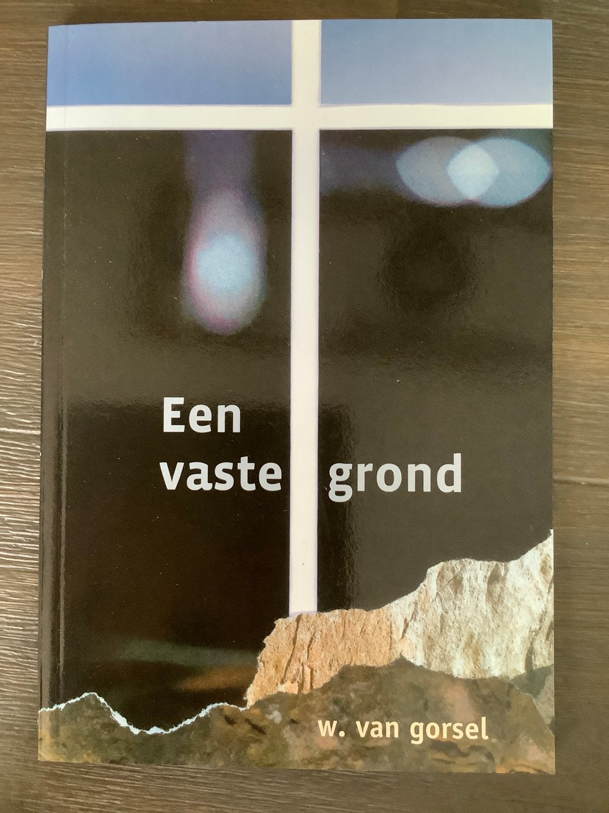 Een vaste grond - Overdenkingen over Hebreeën 11, Ophalen of Verzenden, Zo goed als nieuw, Christendom | Protestants