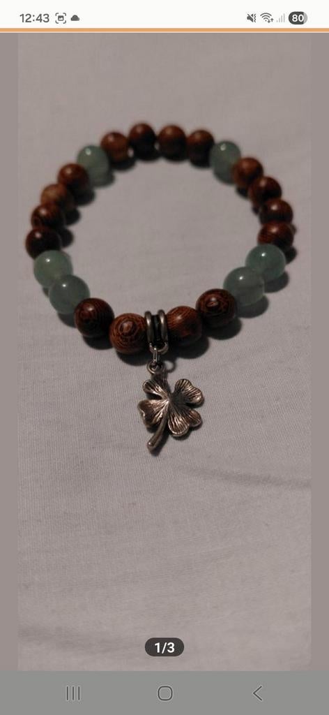 Houten kralen armband met klavertje vier bedel, Bruin, Nieuw, Ophalen of Verzenden, Met bedels of kralen