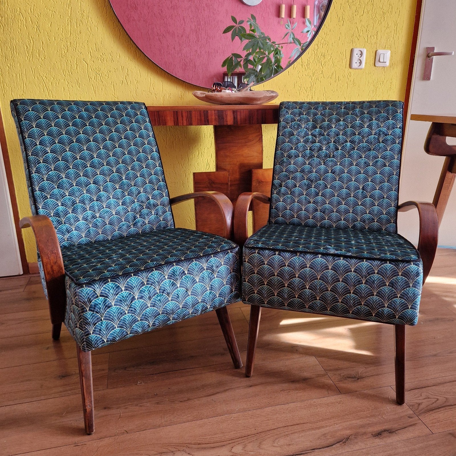 Vintage Set: 2 Gerestaureerde Fauteuils & Halabala Tafel