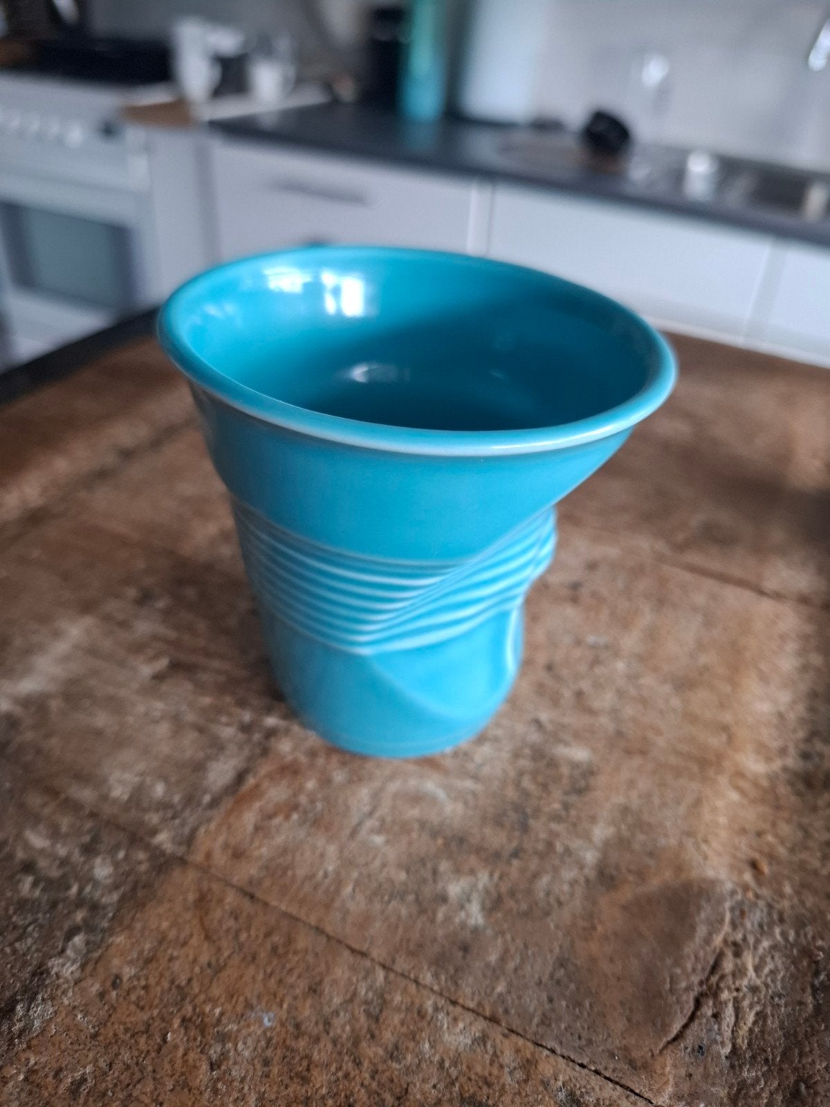 Koffiebeker met deuk - Revol France, Huis en Inrichting, Gebruikt, Overige merken, Keramiek, Overige stijlen
