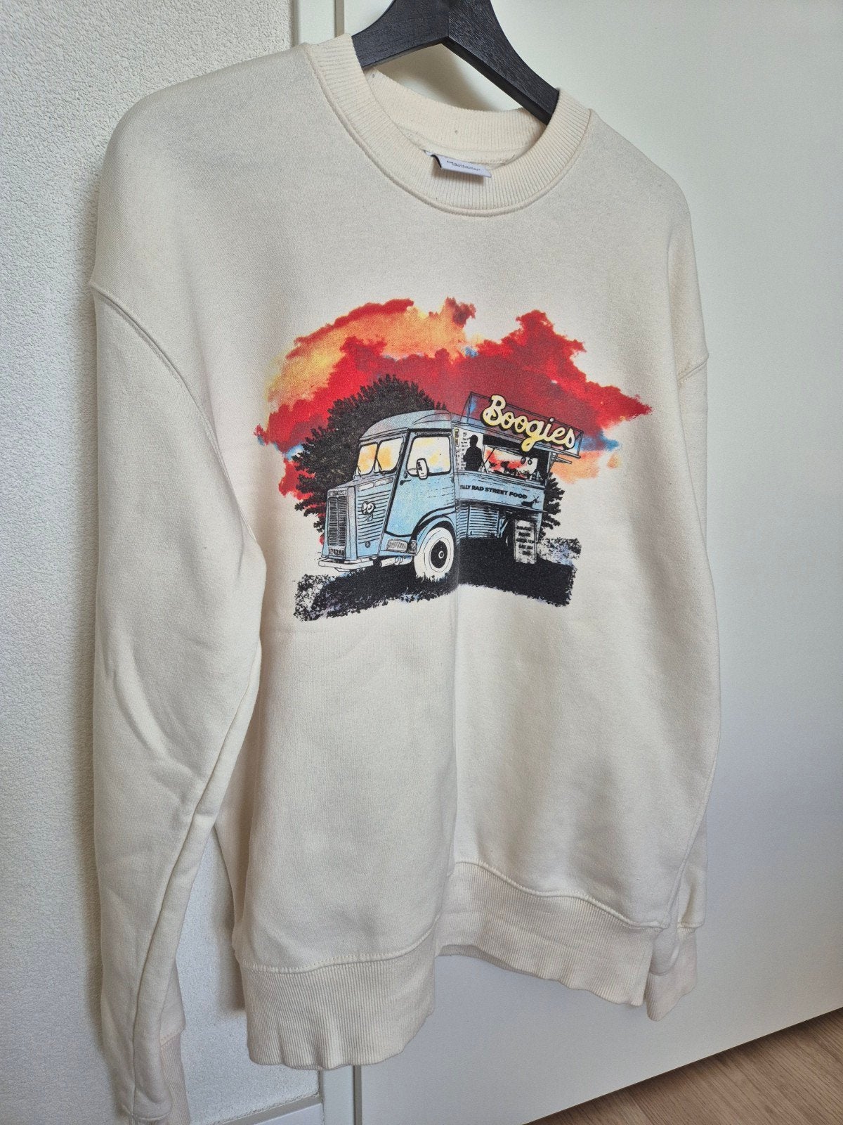 Super leuke Sweatshirt met print van de Bershka. Maat M, Overige kleuren, Maat 48/50 (M), Ophalen of Verzenden, Zo goed als nieuw