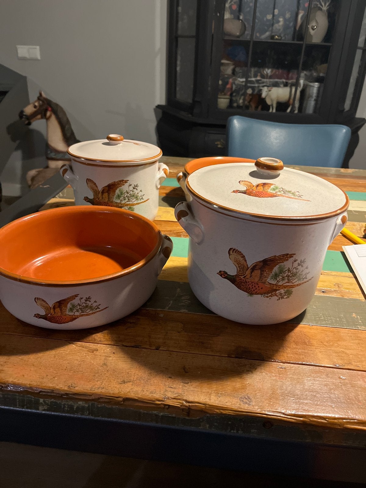 Terracotta schalen en potten met fazanten beschildering, Ophalen