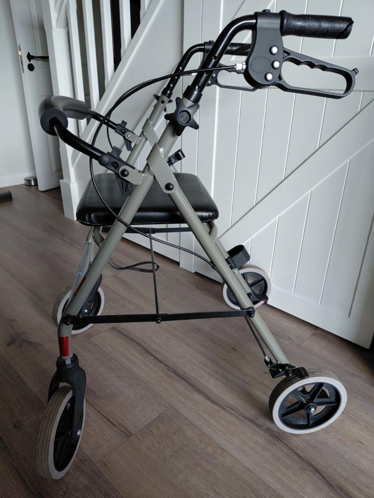 Vermeiren rollator inklapbaar, Ophalen