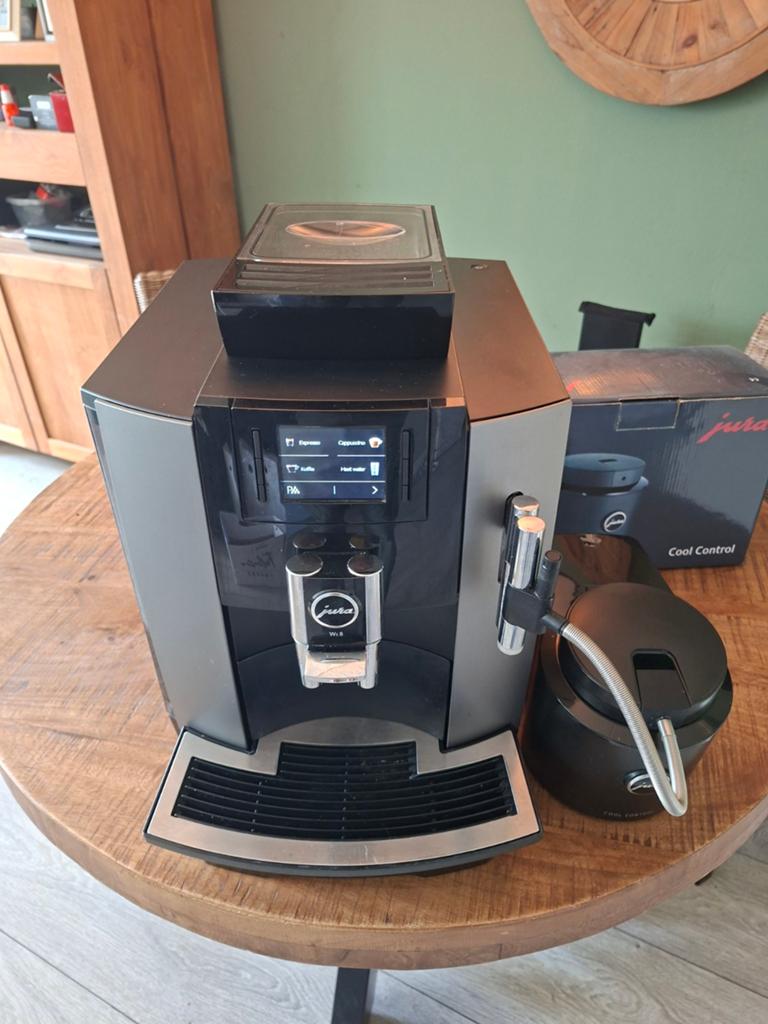 Jura We8 Dark Inox koffiemachine, Ophalen, Afneembaar waterreservoir, 10 kopjes of meer, Gemalen koffie