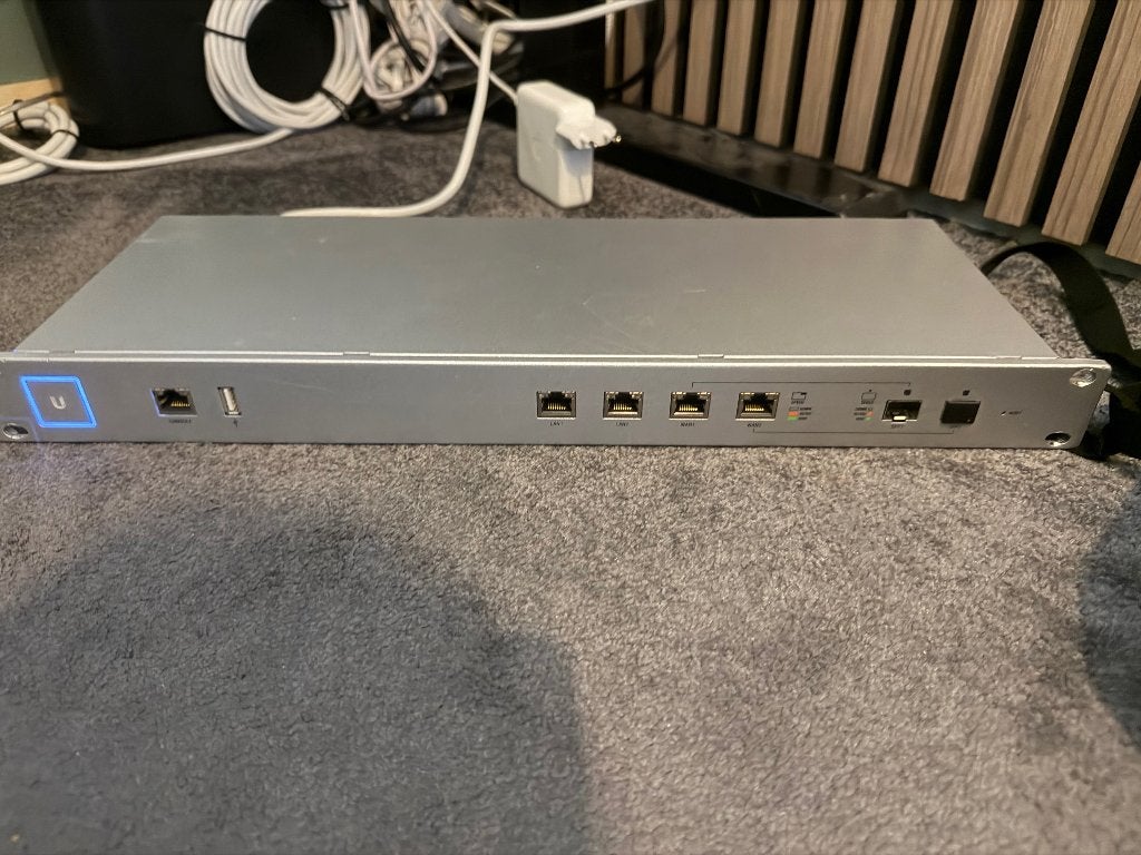 UniFi Security Gateway Pro 4, Ophalen of Verzenden, Gebruikt, Router met modem, Ubiquiti UniFi