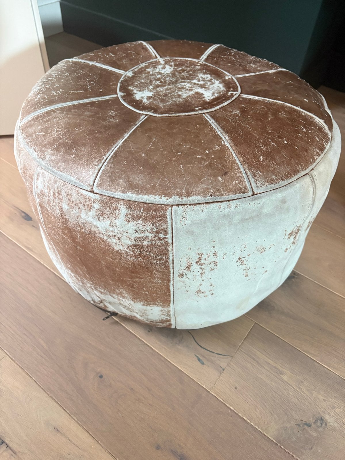 Leren poef - Bruin/Wit - Gebruikt, Ophalen, Gebruikt, Rond, 50 tot 75 cm