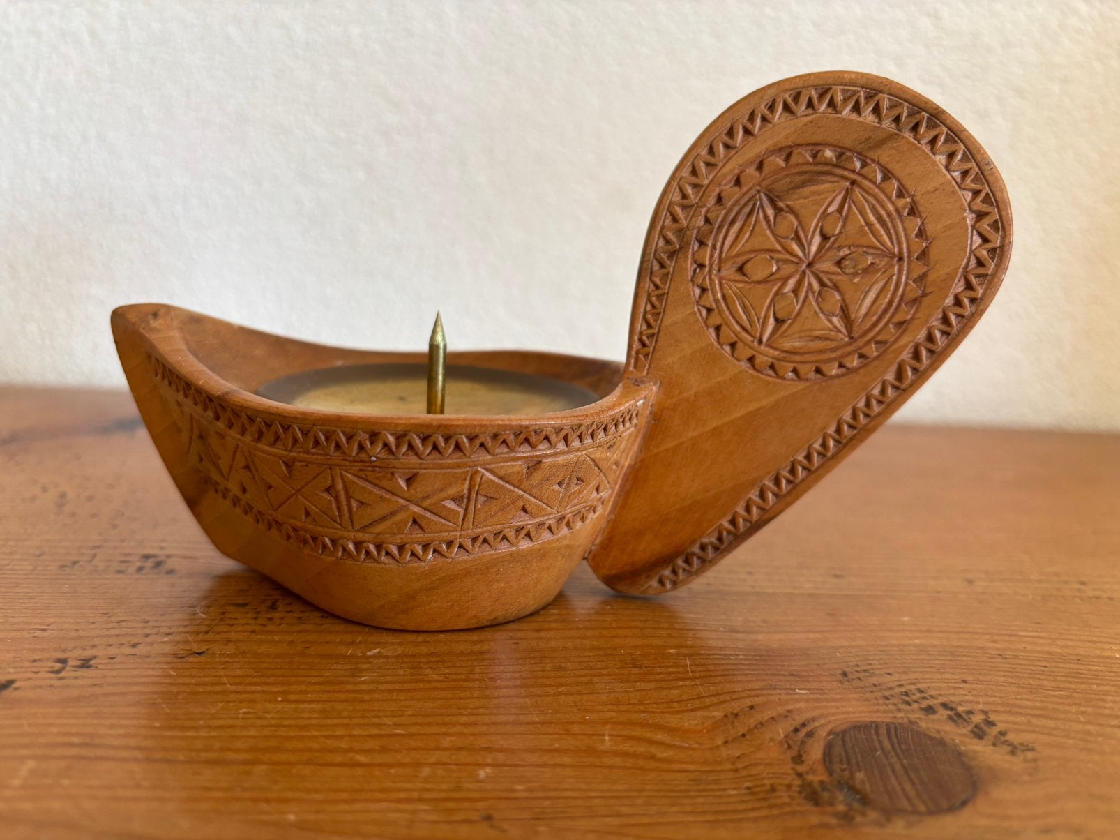 Handgemaakte houten kandelaar Joegoslavië, Ophalen of Verzenden, Zo goed als nieuw, Kandelaar