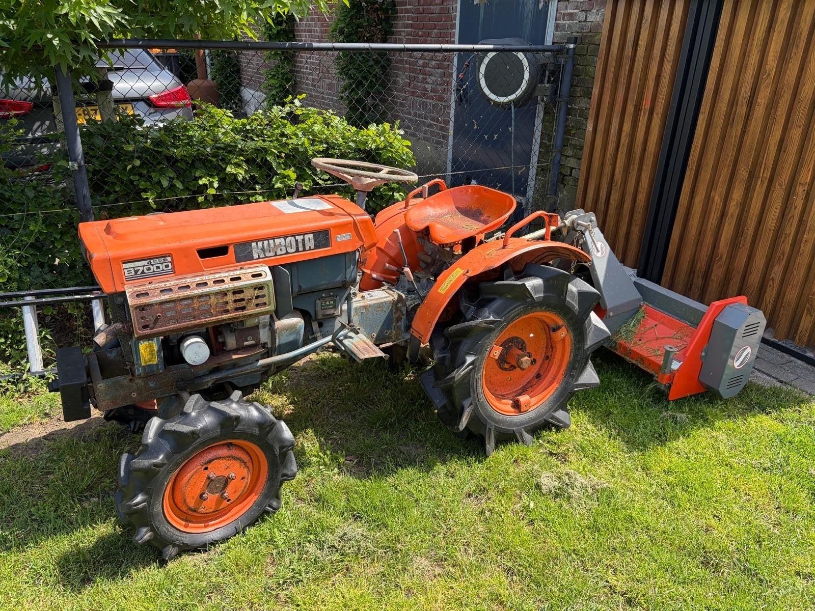 Kubota B7000 met weidebloter en kunstmeststrooier, Ophalen, Akkerbouw, Grondbewerking