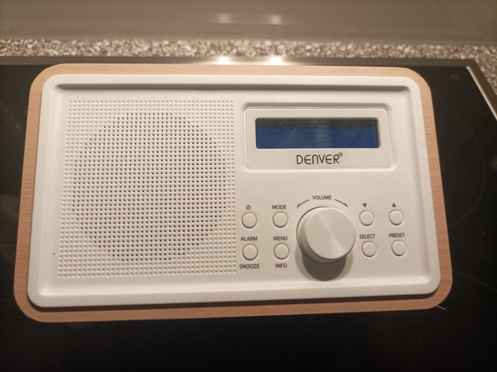 Denver DAB+/FM Digitale Radio - Wit met Houten Afwerking, Ophalen of Verzenden, Zo goed als nieuw, Radio