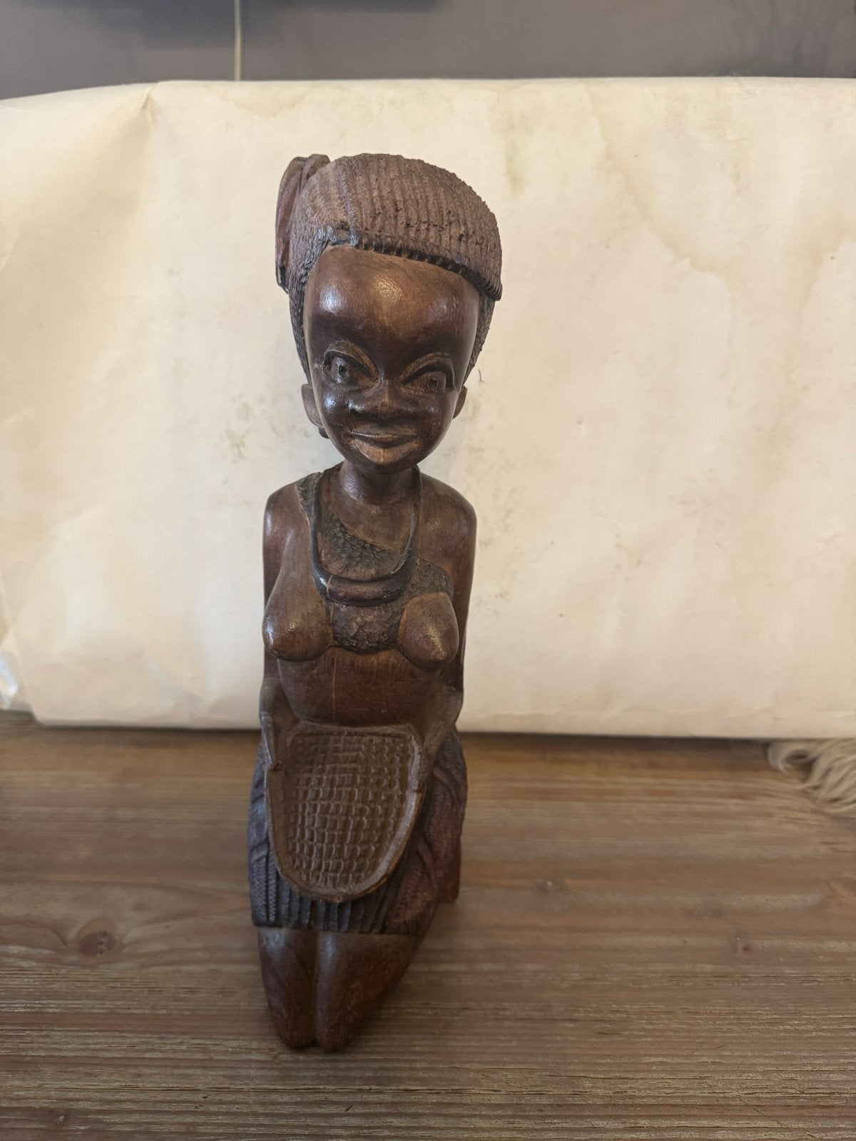 Houten Afrikaans beeldje van knielende vrouw met kind, Hout, Bruin, Afrika, Ophalen of Verzenden