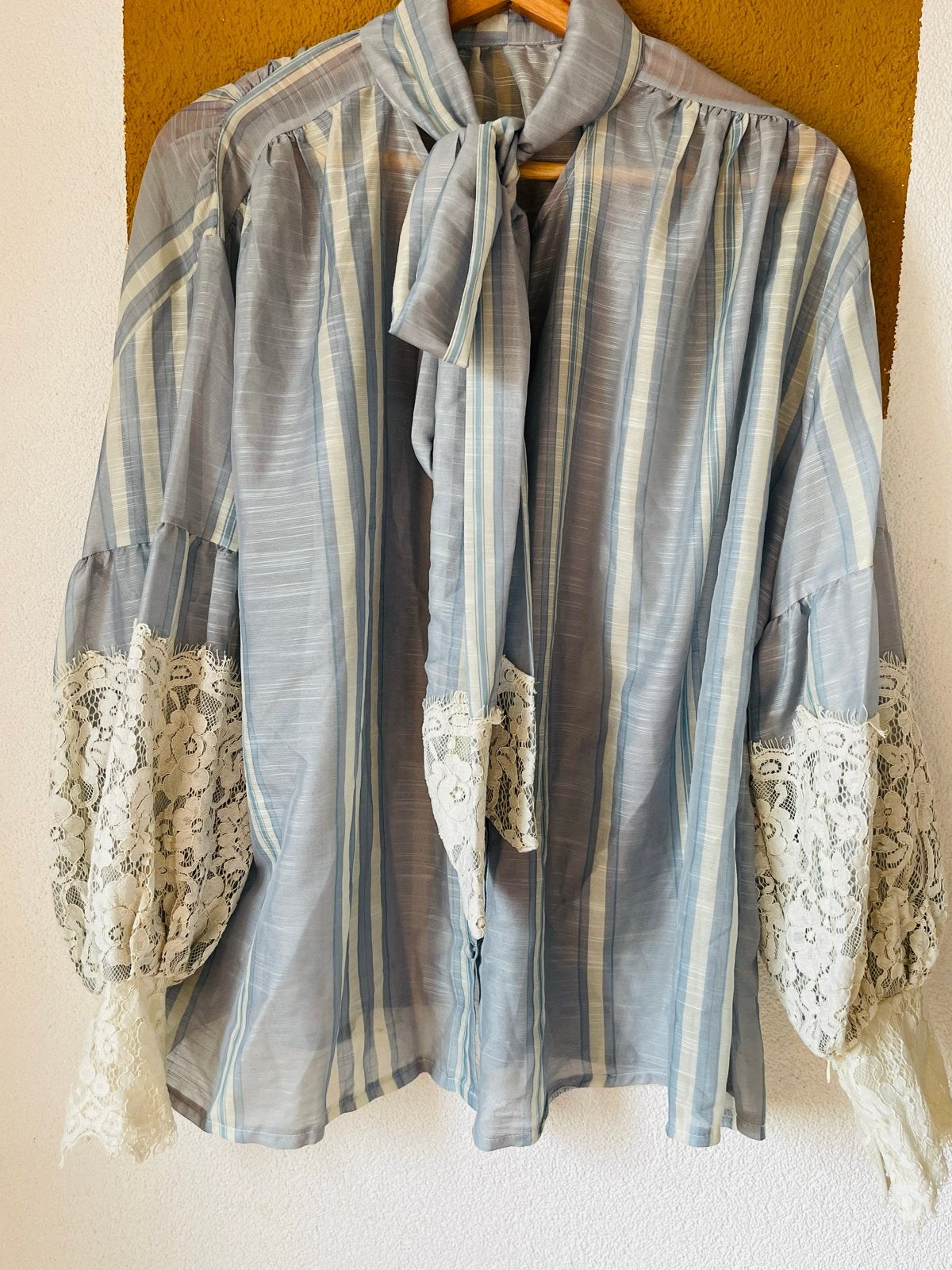 Setje Stijlvolle gestreepte blouse met kanten mouwen, Kleding | Dames, Blouses en Tunieken, Ophalen of Verzenden, Zo goed als nieuw