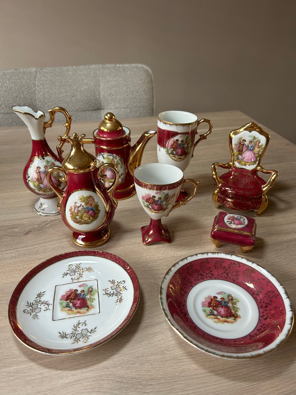 Limoges Porseleinen Miniatuur Theeservies - Rood & Goud, Ophalen