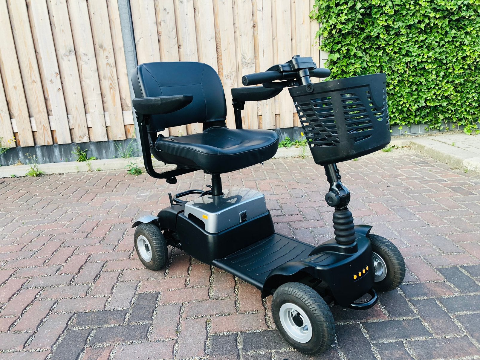 Prachtige opvouwbare inklapbare scootmobiel Vivo met 4 wiel, Life and Mobility, 16 t/m 25 km, Ophalen of Verzenden, Zo goed als nieuw