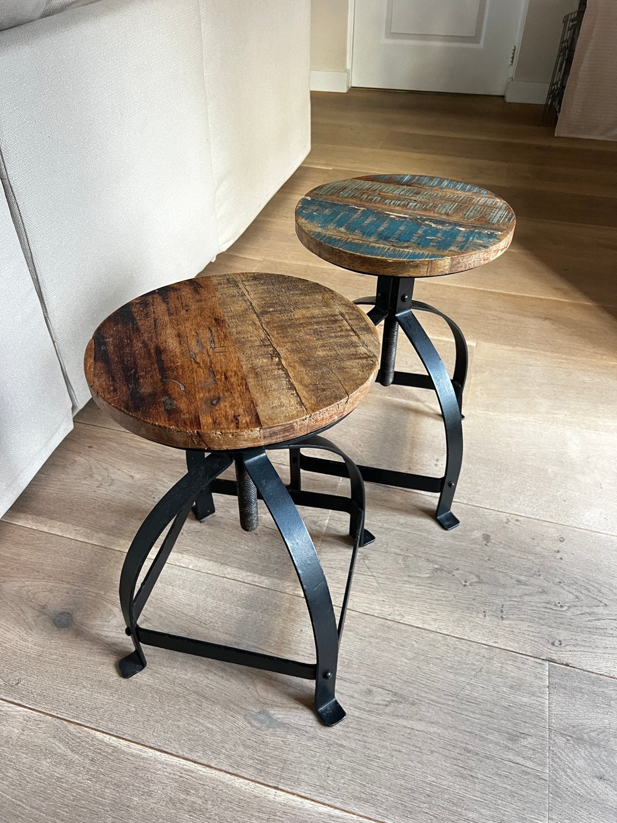2x Zeer toffe industriële krukjes/bijzettafel, Ophalen, In hoogte verstelbaar, Zo goed als nieuw, Hout
