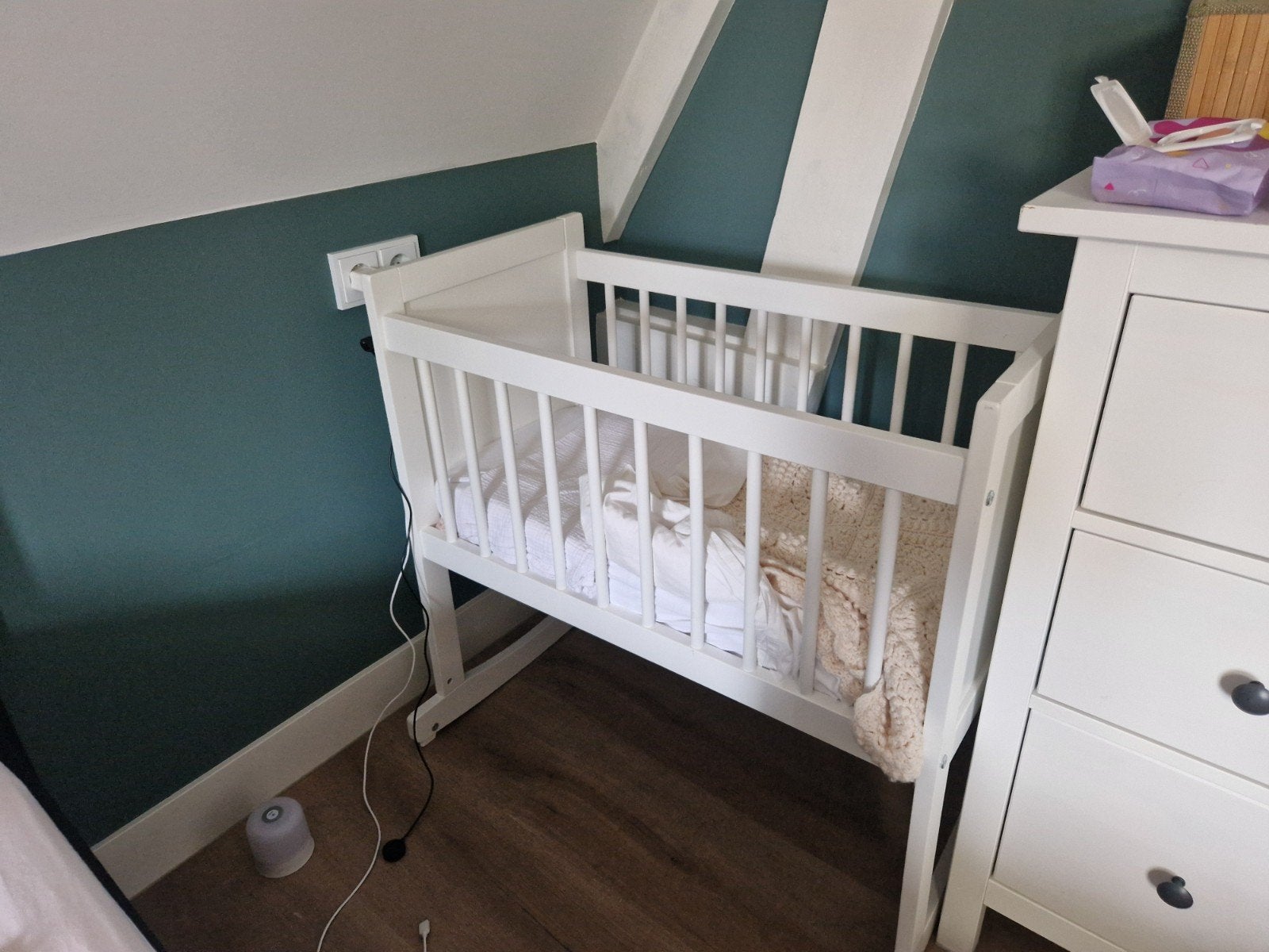 Mooi wiegje met nette matras en schommelfunctie, Kinderen en Baby's, Ophalen