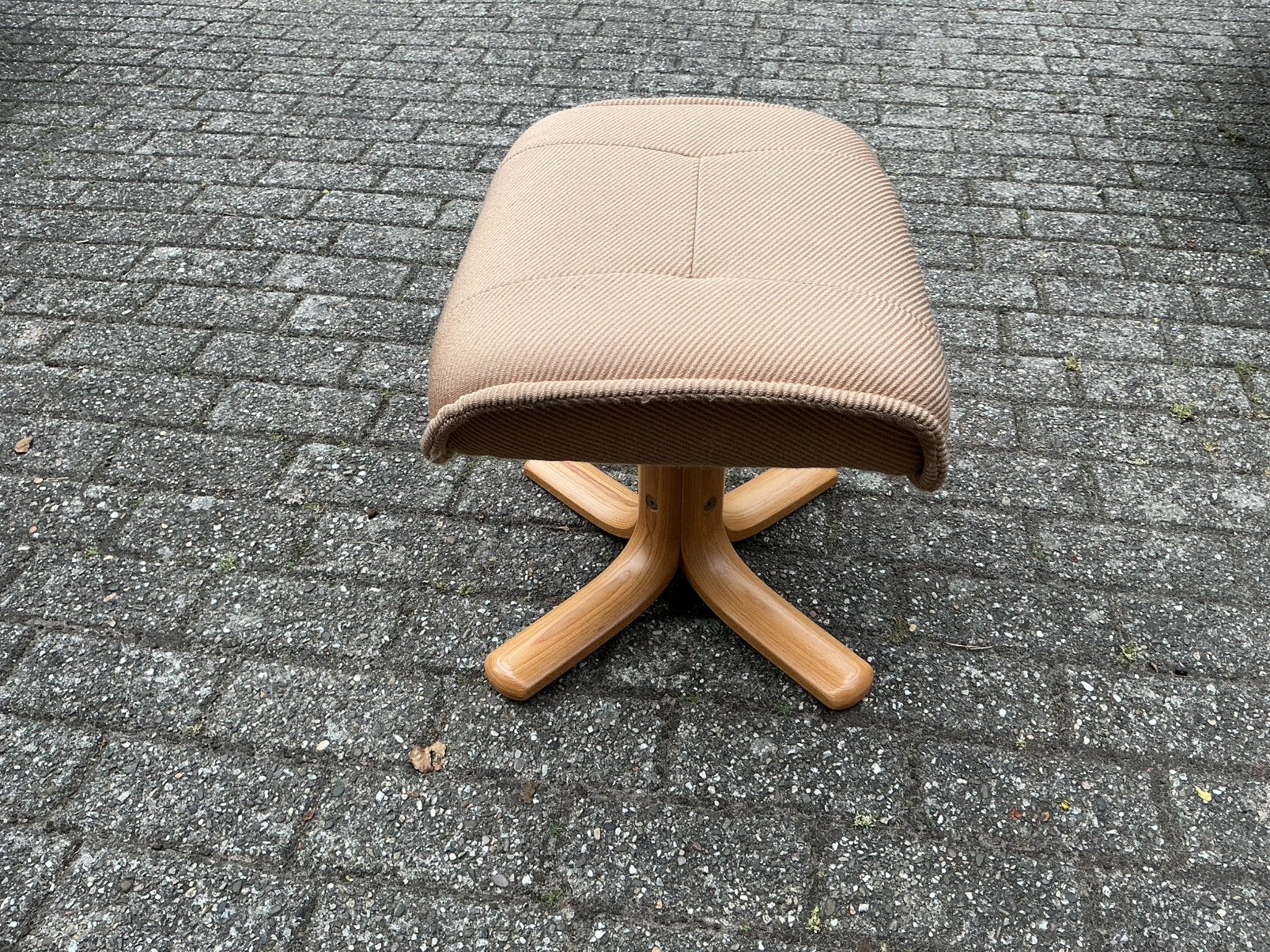 Zeer net voetenbankje met rib stof bekleed en houten poot., Ophalen, Minder dan 50 cm, Zo goed als nieuw, Stof
