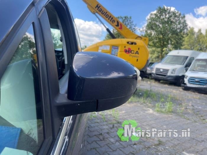 Buitenspiegel links van een Ford Grand C-Max