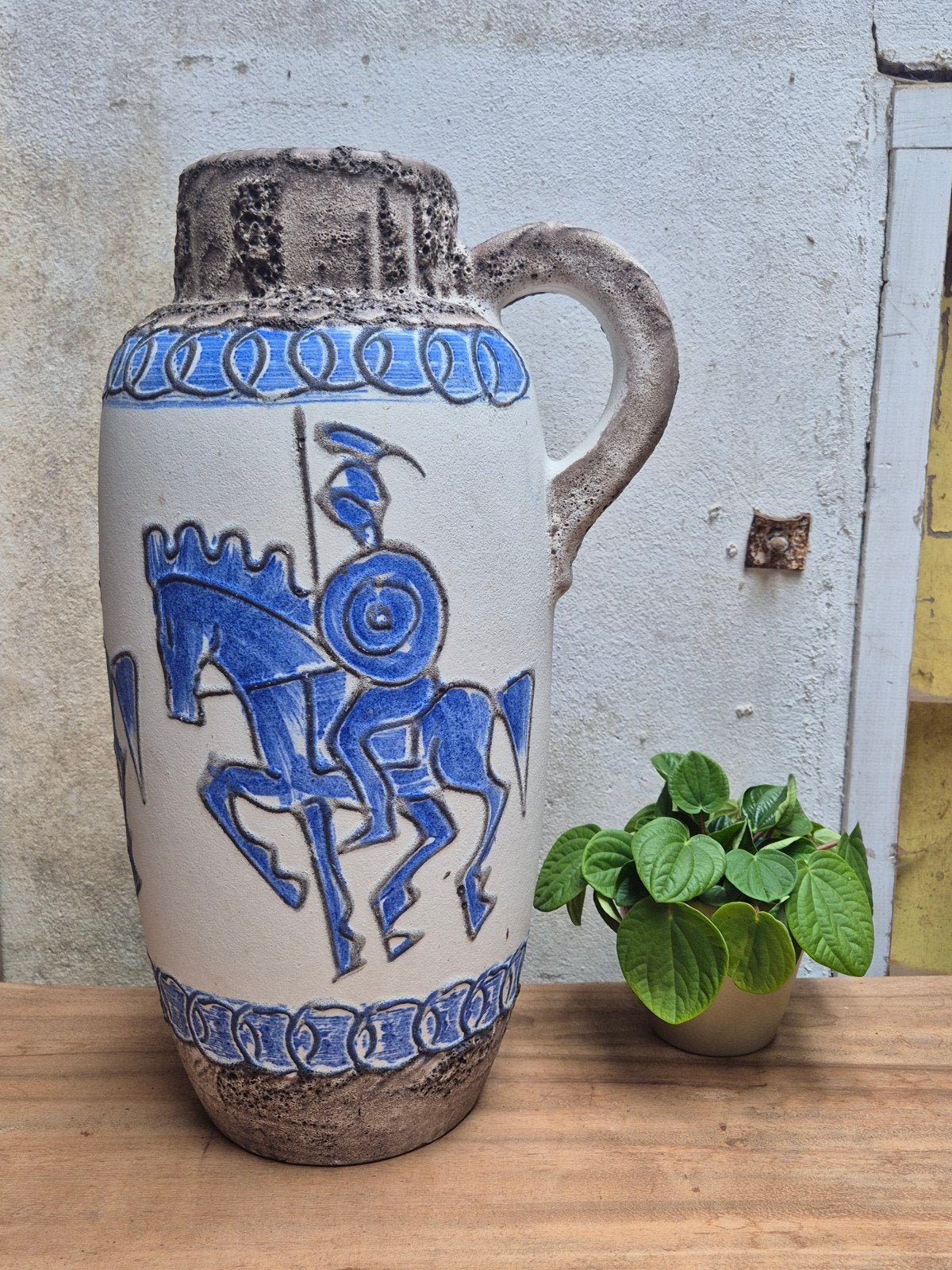 Vintage West Germany Keramiek Vaas met Ridder Decoratie, Ophalen of Verzenden