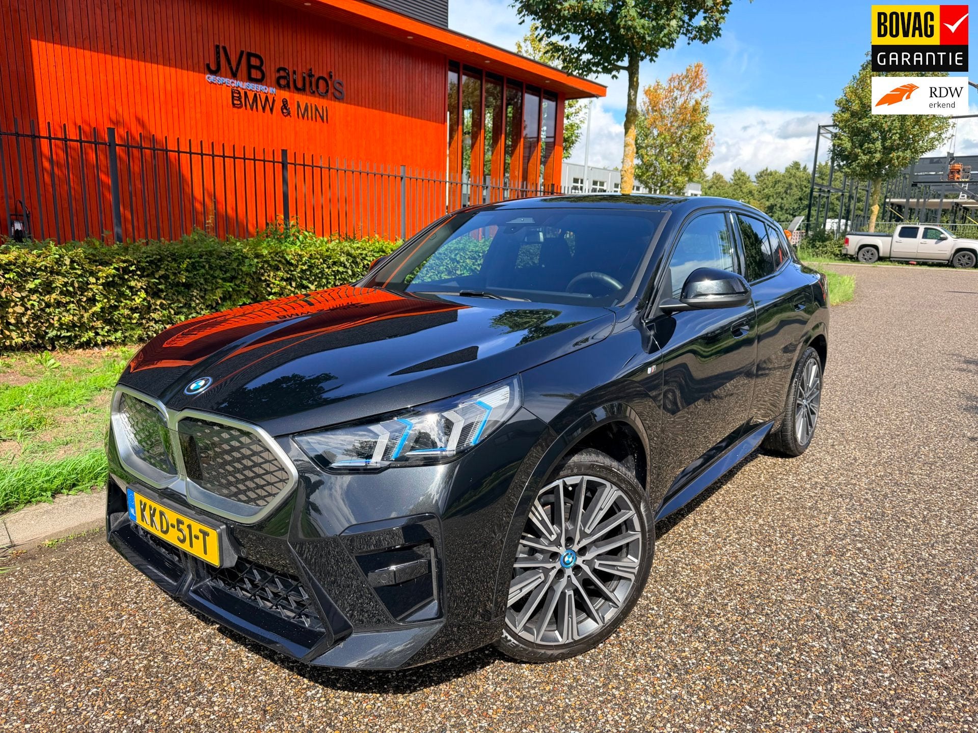 BMW IX2 eDrive20 M- sport, trekhaak, H&K, driving assistant, Auto's, Zwart, 33 min, Zwart, Origineel Nederlands