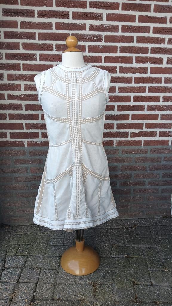 Elegante Nikkie Jurk in Maat 42, Beige, Maat 42/44 (L), Ophalen of Verzenden, Zo goed als nieuw