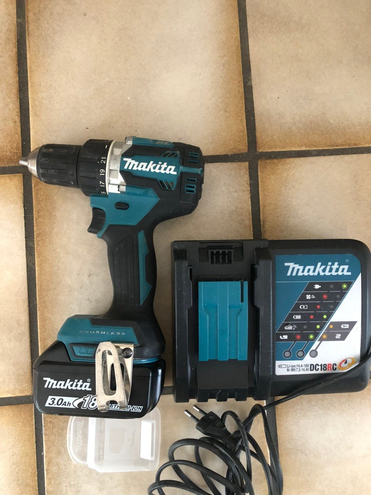 Makita boorschroefmaschine met nieuw accu een oplader, Ophalen, Zo goed als nieuw