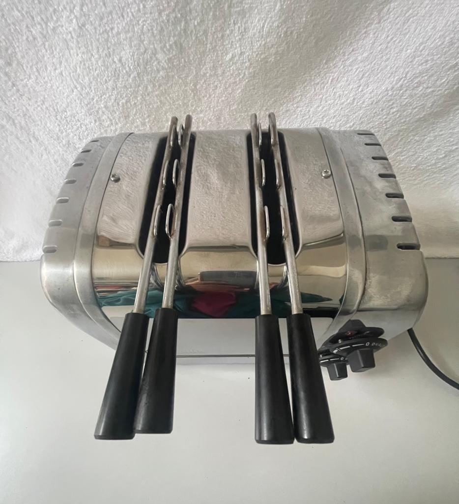 Dualit Clasic broodrooster met de originele tangen, Ophalen of Verzenden, Refurbished, Uitneembare kruimellade