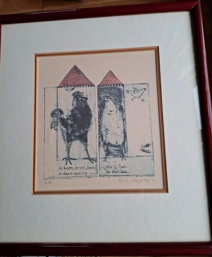 Ingelijste ets Karin Campfens - Haan en Kip uit 1990, Antiek en Kunst, Kunst | Etsen en Gravures, Ophalen of Verzenden, 32 cm