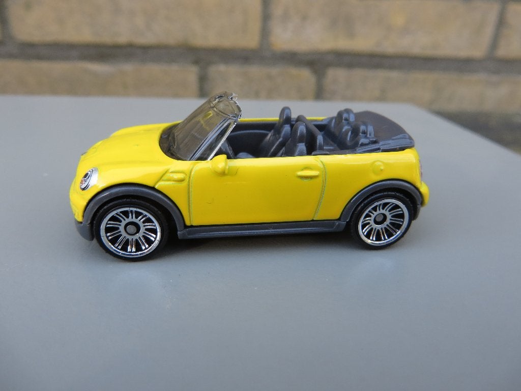 Matchbox New Mini Cooper Cabriolet GEEL, Hobby en Vrije tijd, Modelauto's | Overige schalen, Ophalen of Verzenden, Nieuw, Auto
