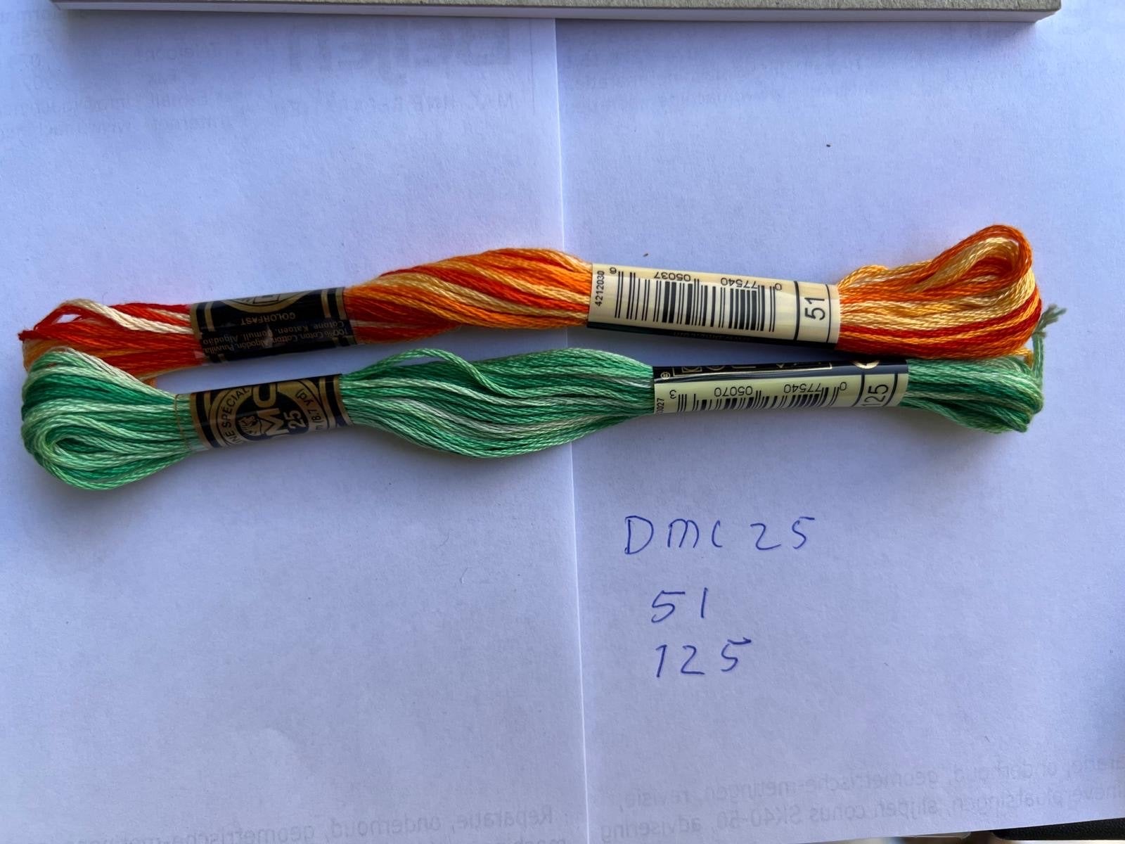 DMC Borduurgaren gemeleerd - Oranje en Groen nieuw, Ophalen of Verzenden, Nieuw, Handborduren, Borduurgaren of Zijde