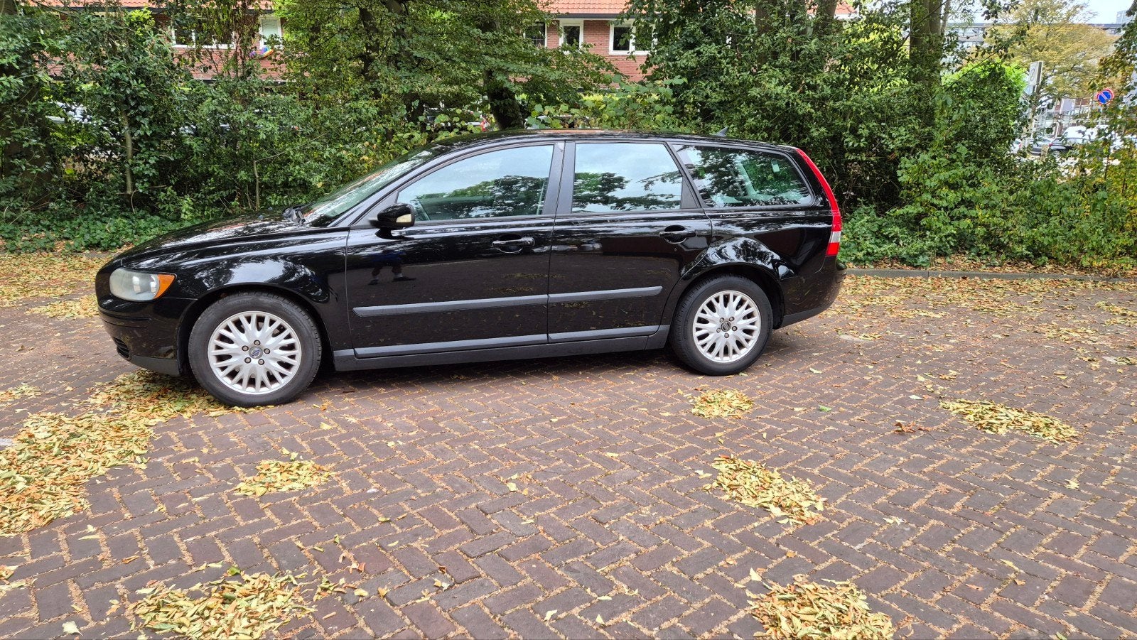 Nette Volvo V50 2.4 140PK Geartronic 2004 Zwart, Auto's, Beige, 700 kg, Leder en Stof, Zwart