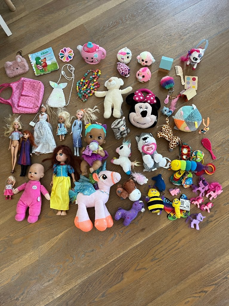 Heel veel knuffels, poppen, tasjes, babyboekje, etc., Kinderen en Baby's, Speelgoed | Knuffels en Pluche, Ophalen, Zo goed als nieuw
