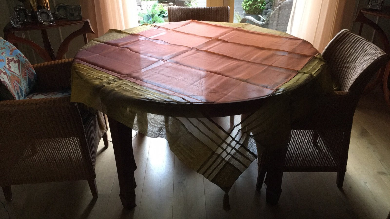 PRACHTIG ORANJE/BRONS ZIJDE TAFELKLEED BIJENKORF, 149 cm, Zijde, 149 cm, Ophalen of Verzenden