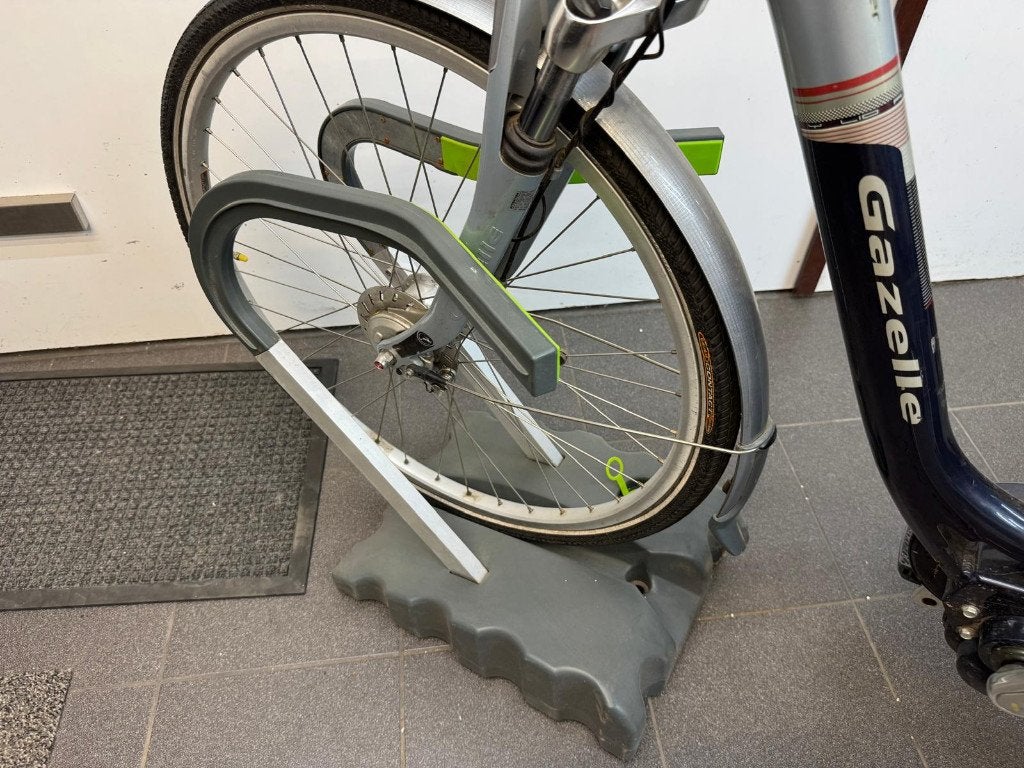 Demontabele fietsstandaard met watertank in voet, Ophalen, Zo goed als nieuw