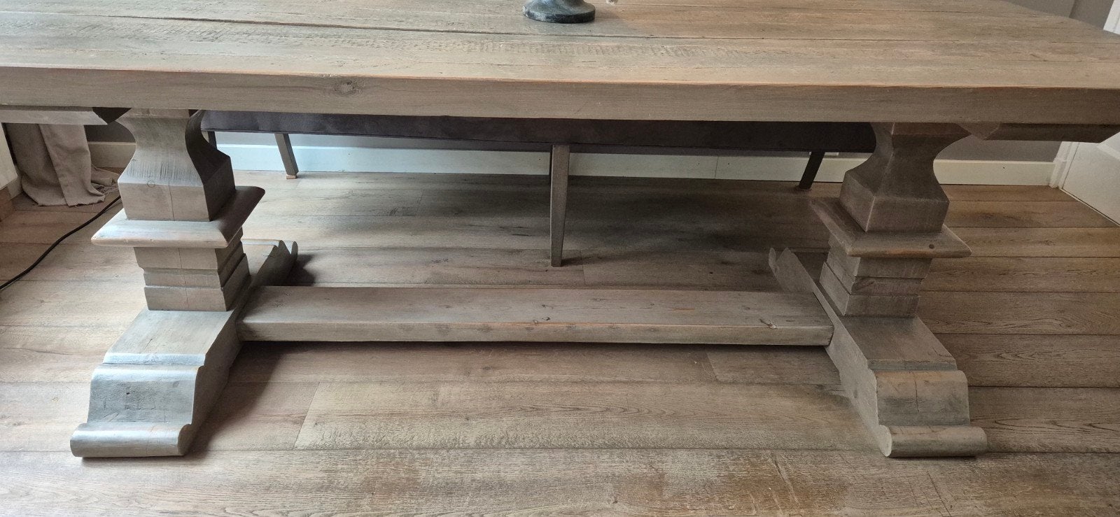 Foto 4 van Landelijke kloostertafel 220 cm met 3 stoelen en bank
