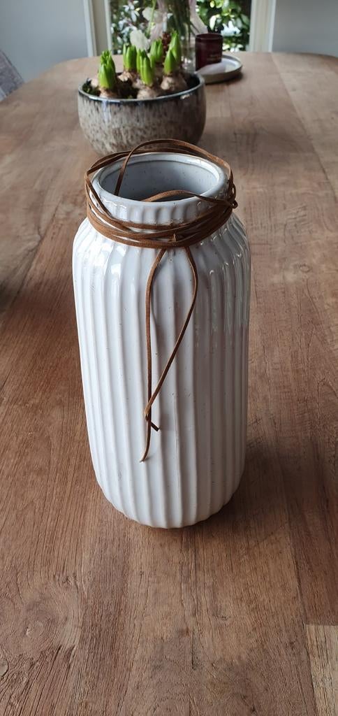Witte vaas 28 cm hoog  OPHALEN, Huis en Inrichting, Woonaccessoires | Vazen, Ophalen, Wit, Aardewerk of Porselein, Nieuw