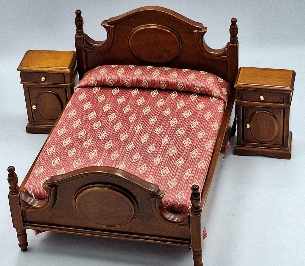 Bed met roze bekleding en 2 nachtkastjes voor het poppenhuis, Ophalen of Verzenden, Zo goed als nieuw, Poppenhuis